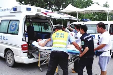 命懸一線牽動人心，救護車臨危不亂治病救人_